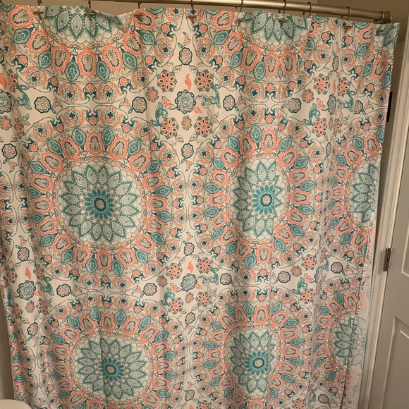Beautiful Pattern Shower Curtain Like New - Picture 1 of 4